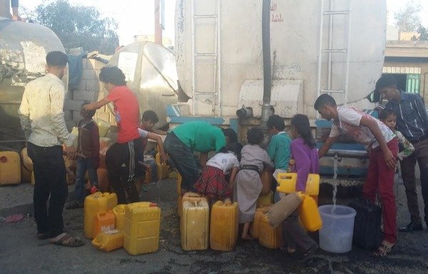 أطفال يمنيون يقفون للحصول على المياه لأسرهم. أدت الحرب المستمرة في اليمن إلى تدهور الظروف للأطفال على جميع المستويات، بحسب ما تؤكد منظمات الإغاثة. [فيصل دارم/المشارق]