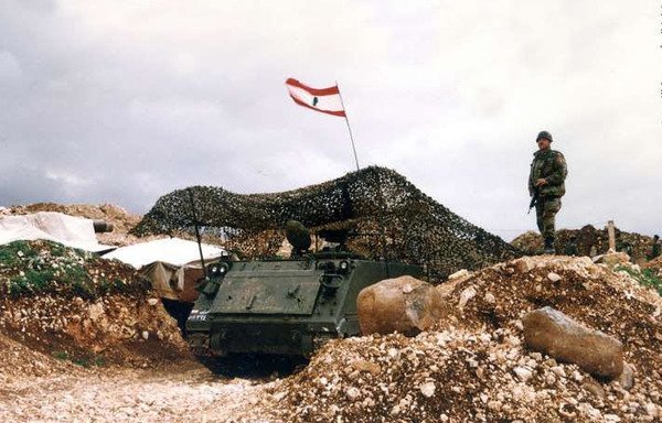 A Lebanese soldier stands guard beside a tank positioned near Arsal on the border with Syria. On April 22nd, an army raid in the area killed an 'Islamic State of Iraq and Syria' emir. [Photo courtesy of the Army Command's Directorate of Guidance]