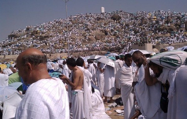 Pilgrims gather in Mecca to perform the Hajj in a previous season. Large numbers of Yemenis are traveling to perform the religious ritual this year, and agencies have stopped accepting registrations as they have reached full capacity. [Photo courtesy of Samy al-Banna]