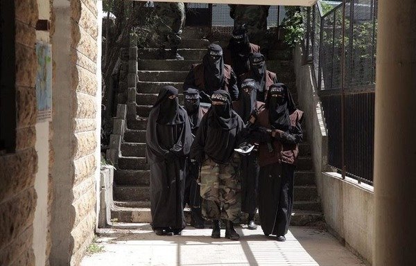 این عکس تصویر صامتی از سریال تلویزیونی «کلاغ های سیاه» است. این سریال به موضوع افراطی گری می پردازد و بر «دولت اسلامی» (داعش) متمرکز شده است. [عکس با کسب اجازه از کانال ام بی سی تی وی]