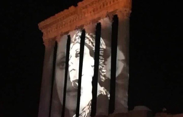 صورة لأحد عمالقة الفن اللبناني السيدة فيروز تضيء معبد باخوس في 21 تشرين الثاني/نوفمبر 2016، بمناسبة عيد مولدها. يُفتتح مهرجان بعلبك الدولي هذا العام في 7 تموز/يوليو المقبل. [المشارق]