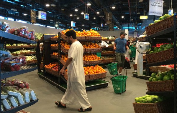 Customers are seen shopping at the al-Meera market in the Qatari capital Doha, on June 10th. Saudi Arabia, Egypt, the UAE and Bahrain announced on June 5th they were cutting diplomatic ties and closing air, sea and land links with Qatar, but Iran said this week it had sent five planes carrying produce to the emirate. [AFP]