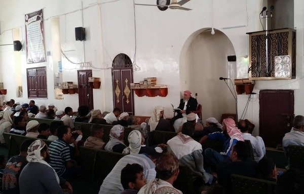 Yemenis listen to a lecture during Ramadan following the evening prayer at al-Qadisiyah Mosque in Sanaa, in which the lecturer warns against zealotry and extremism. [Faisal Darem/Al-Mashareq]