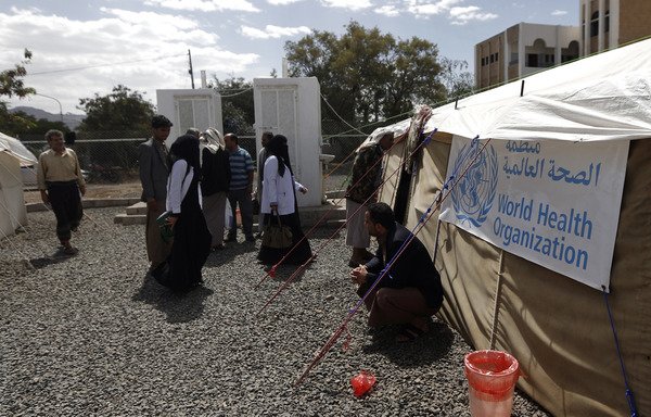 يمنيون ينتظرون خارج خيمة حيث يتلقى مرضى مصابون بالكوليرا العلاج في مستشفى الصبائين في صنعاء، يوم 13 حزيران/يونيو. ويدخل على الأقل مريض واحد كل 60 ثانية مستشفى الصبائين. [محمد حويس/أ ف ب]