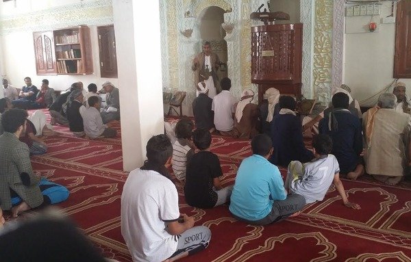 أحد الخطباء يوجه المؤمنين في مسجد بصنعاء لدفع أموال الزكاة من خلال مؤسسات الدولة. من المعروف أن الجماعات المتطرفة تستغل المتبرعين من خلال جمع الزكاة تحت شعارات خاطئة. [فيصل دارم/المشارق]