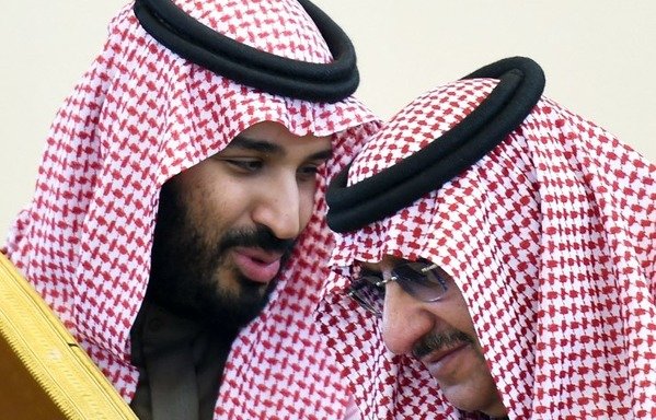 عين العاهل السعودي الملك سلمان يوم 21 يونيو/حزيران ابنه محمد بن سلمان (يسار) وليًا للعهد، مكملا بذلك الإعفاء التدريجي من السلطات لولي العهد السابق الأمير محمد بن نايف (يمين). تبين هذه الصورة، التي التقطت 9 ديسمبر/كانون الأول 2015، محمد بن سلمان وهو يتحدث لولي العهد ووزير الداخلية آنذاك محمد بن نايف أثناء قمة مجلس التعاون الخليجي الـ 136 التي عُقدت في الرياض. [فايز نور الدين/وكالة الصحافة الفرنسية]