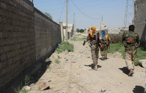 Syrian Democratic Forces fighters advance inside al-Raqa city neighbourhoods. On June 22nd, the forces succeeded in surrounding the city from all four sides. [Photo courtesy of the SDF]