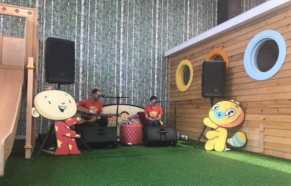 المبادرة الأردنية ’آدم ومشمش‘ المخصصة لتعليم الأطفال اللغة العربية، خلال حفل في مدينة أبو ظبي. [حقوق الصورة لآدم ومشمش]