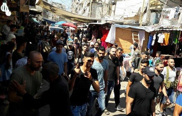 تعمل الأجهزة الأمنية اللبنانية والفلسطينية معا لاحتواء الاشتباكات التي اندلعت في مخيم شاتيلا للاجئين الفلسطينيين على الأطراف الجنوبية لبيروت. [حقوق الصورة لشبكة مخيم شاتيلا على فيسبوك]