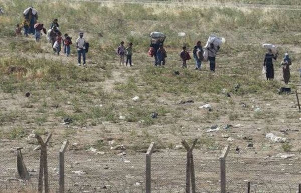 Syrian refugees traverse an illegal crossing that brings them to the Lebanese village of al-Suwairi on foot. [Al-Mashareq]