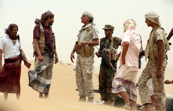 Yemeni tribesmen from the Popular Resistance Committees, supporting forces loyal to the Yemeni government, gather during fighting against the Houthis and their allies on June 30th in the area of Sirwah, west of Marib city. [Abdullah al-Qadry/AFP]