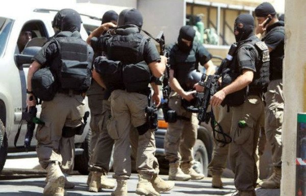 تهاجم نیروهای اداره امنیت عمومی لبنان به منظور دستگیری عوامل افراط گرا. [عکس از بایگانی اداره امنیت عمومی]