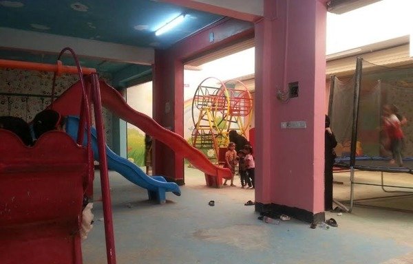 A play area in Shabwa province's Ataq Mall provides entertainment for children while their mothers shop. [Faisal Darem/Al-Mashareq]