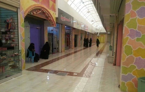 Women shoppers stroll through Yemen's first women-only shopping mall in the Shabwa provincial capital of Ataq. [Faisal Darem/Al-Mashareq]