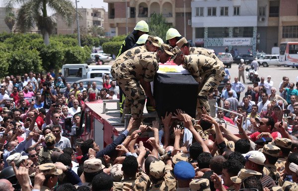 Egyptian soldiers carry the coffin of a soldier, who was killed in Sinai in an attack by the 'Islamic State of Iraq and Syria' on July 8th. [Mahmoud Bakkar/ AFP]