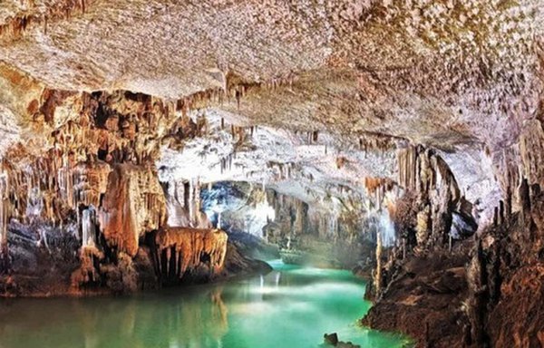 جیته گروتو یک سیستم غارهای به هم متصل است که تقریبا نُه کیلومتر امتداد دارد و در دره نهر الکلب در شمال بیروت قرار دارد. این غارها در زمانهای پیش از تاریخ مسکونی بوده است. [عکس با کسب اجازه از وزارت گردشگری لبنان]