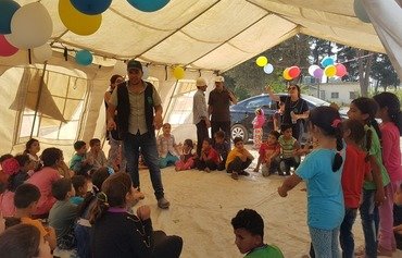 لبنان يعيد بناء خيم اللاجئين التي دمرتها الحرائق