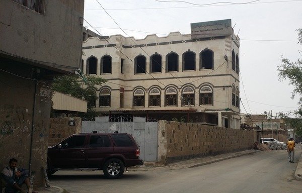 The Sanaa headquarters of the Yemeni Journalists Syndicate has stood empty for four months, amid a war that has seen journalists targeted by all parties to the conflict. [Abu Bakr al-Yamani/Al-Mashareq]