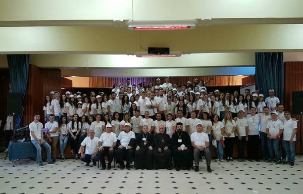 المعاون البطريركي لبطريرك الأرمن الكاثوليك المطران جورج أسادوريان وكهنة مسيحيون من طوائف أخرى في صورة مع شباب مسيحيين في القامشلي في سوريا. [حقوق الصورة لشباب القامشلي]