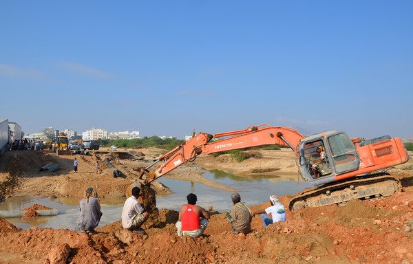 عامل تنقيب يساعد في اعادة بناء طريق دمرها اعصار استوائي في المكلا عاصمة حضرموت في 6 تشرين الثاني/نوفمبر 2015. منذ طرد القاعدة في 2016، تعمل الامارات على دعم جهود اعادة بناء البنية التحتية التي دمرتها العواصف وما دمر خلال الحرب. [مصور مستقل/أ ف ب]