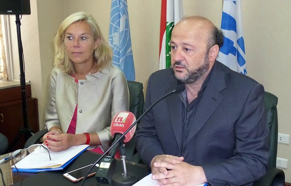 وزير الإعلام ملحم رياشي والمنسقة الخاصة للأمم المتحدة في لبنان سيغريد كاغ خلال إطلاق حملة إعلامية للتخفيف من التوتر بين اللاجئين السوريين والمجتمعات اللبنانية المضيفة. [حقوق الصورة لمكتب وزارة الإعلام]