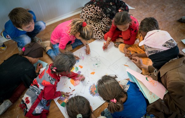 لاجئون سوريون في الأردن يشاركون في نشاط تربوي تنظمه مبادرة مكاني التي أطلقها اليونيسف. [حقوق الصورة لليونيسف في الأردن/هيرويغ]