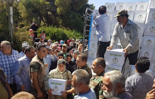 The Lebanese army's Civil Military Co-operation Directorate distributes food to families in the Bekaa Valley towns of al-Labwa, al-Qaa and Arsal on August 24th. [Photo courtesy of the Lebanese Army’s Directorate of Guidance]