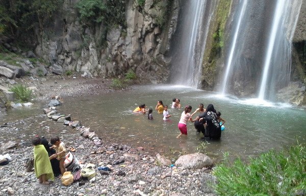 Yemeni families enjoy the Wadi Bana waterfalls in Ibb province during the Eid al-Adha holiday. [Abu Bakr al-Yamani/Al-Mashareq]