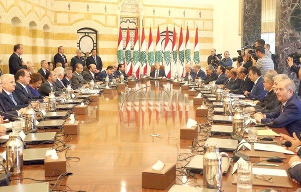 Lebanese President Michel Aoun meets with Prime Minister Saad Hariri, government ministers and representatives of economic bodies on August 18th. Aoun has called for an economic dialogue between employees and economic bodies. [Photo courtesy of Dalati and Nohra]