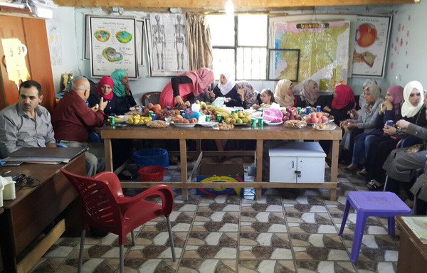 أفراد عائلة لبنانية من عرسال يحتفلون بعيد الأضحى مع لاجئين سوريين. [حقوق الصورة لخالد رعد]