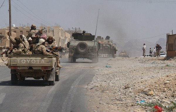 Yemeni forces take part in an offensive targeting extremists in the southern province of Shabwa on May 7th, 2014. [AFP PHOTO/STR]