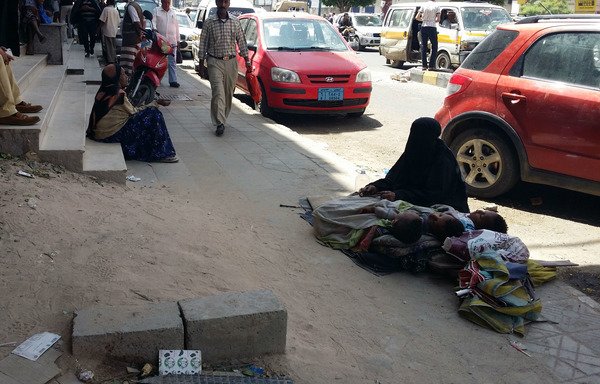 A Yemeni mother begs with her children on a Sanaa street. Yemen's ongoing war is devastating its economy, according to a September 11th report by the Studies and Economic Media Centre. [Faisal Darem/Al-Mashareq]