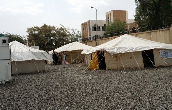 Tents have been set up at Sabeen Maternity Hospital in Sanaa to treat patients suffering from cholera. [Faisal Darem/Al-Mashareq]