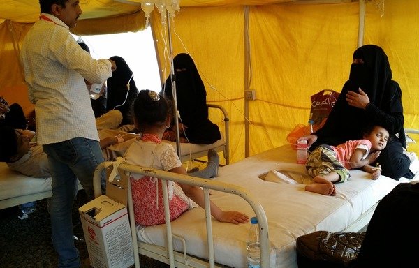 Children are treated for a suspected cholera infection inside a medical tent at Sabeen Maternity Hospital in Sanaa. [Faisal Darem/Al-Mashareq]