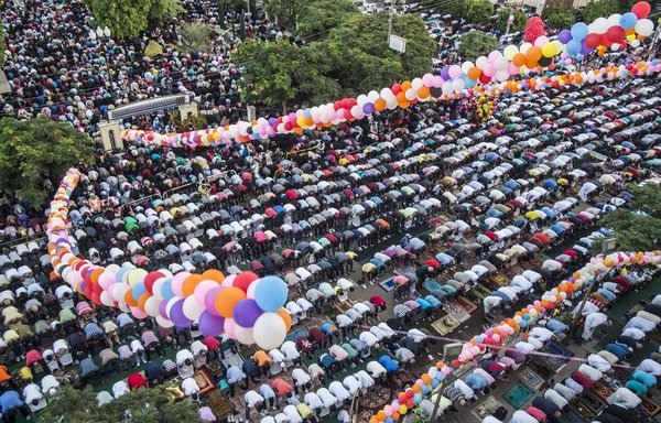 مؤمنون يصلون صلاة الفجر في عيد الأضحى خارج مسجد الصديق في الشيراتون شمال شرق القاهرة في 1 أيلول/سبتمبر. [خالد دسوقي/أ ف ب]