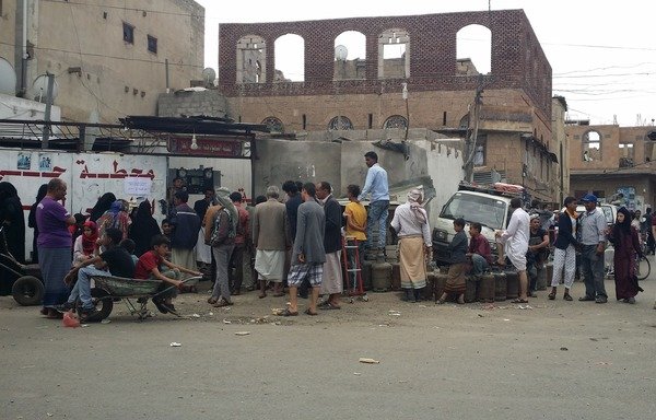 درمیان افزایش بهای کپسولهای گاز در بازار سیاه، یمنی ها برای خرید این کپسولها از نقاط تعیین شده فروش صف کشیده اند. [ابوبکر الیمانی/ المشارق]