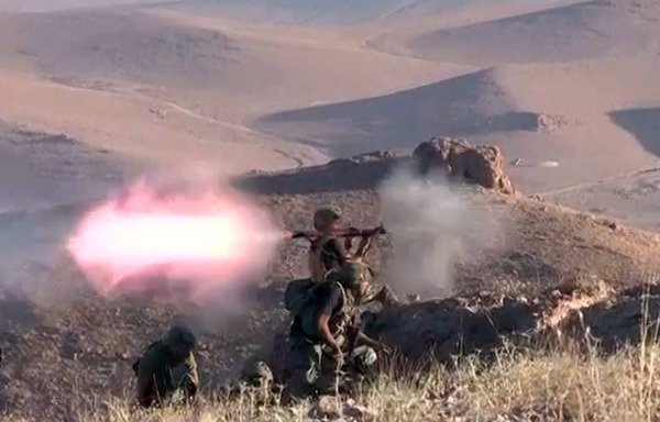 Lebanese soldiers take part in an operation to expel the 'Islamic State of Iraq and Syria' from the mountainous areas along the border with Syria. [Al-Mashareq]