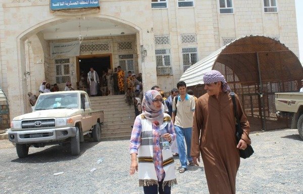 اشراق المقطری فعال حقوق بشر بازدیدی همراه با یک تیم از ناظرین و متخصصین تحقیق نقض حقوق بشر را در یمن انجام می دهد. [عکس با کسب اجازه از اشراق المقطاری]