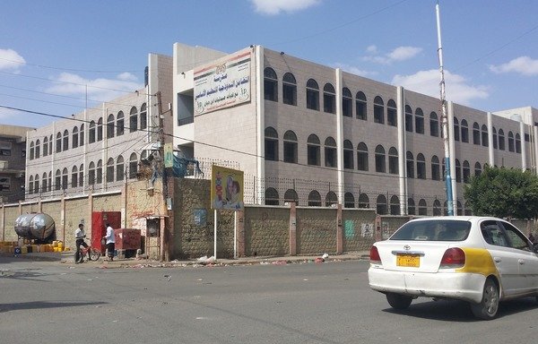 لا زالت المدارس الرسمية في صنعاء مهجورة فيما تسجيل الطلاب لم يبدأ نتيجة اضراب المعلمين بسبب عدم صرف مرتباتهم. [فيصل دارم/المشارق]