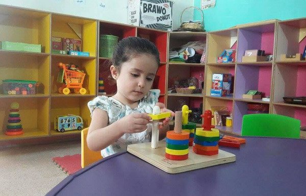 فتاة صغيرة تلعب في روضة الملاك الصغير في سلحب. [حقوق الصورة لمرام عمار]