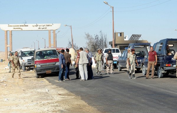 Egyptian soldiers inspect the site of a July 19th, 2014, attack in which 22 border guards were killed, near al-Farafra oasis in the Western Desert. [AFP PHOTO/STR]