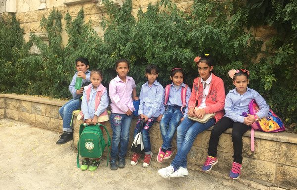 طلاب سوريون ينتظرون فترة التعليم بعد الظهر في المدرسة الابتدائية في منطقة مزرعة يشوع في تشرين الأول/أكتوبر. وهم من بين التلامذة القلة الذين تمكنوا من التسجيل للمدرسة هذا العام. [نهاد طوباليان/المشارق]
