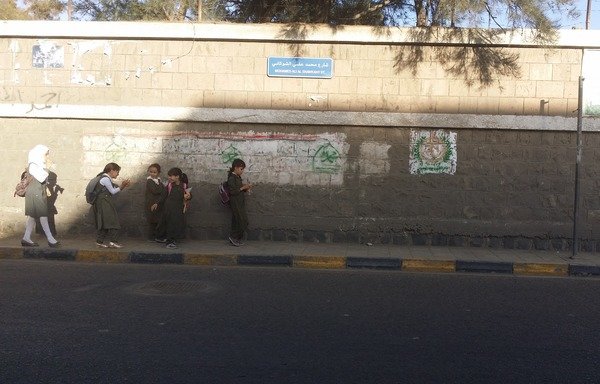 فتيات يمنيات في طريقهن إلى المنزل بعد الدوام المدرسي في صنعاء. اختارت العائلات في بعض المناطق في اليمن أن تخرج بناتها من المدرسة نظراً للمخاوف الأمنية. [حقوق الصورة لمحمد عبدالله]