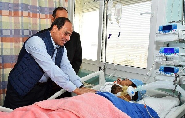 Egyptian President Abdel Fattah al-Sisi visits the recently freed police officer Mohammed al-Hayes at a military hospital. [Photo courtesy of Egypt's Interior Ministry]
