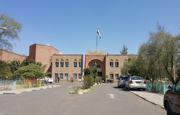 Sanaa University recently dismissed faculty and staff for their failure to attend work. The university union claims the move is designed to squeeze out professors who fled the Houthi-controlled city. [Abu Bakr al-Yamani/Al-Mashareq]