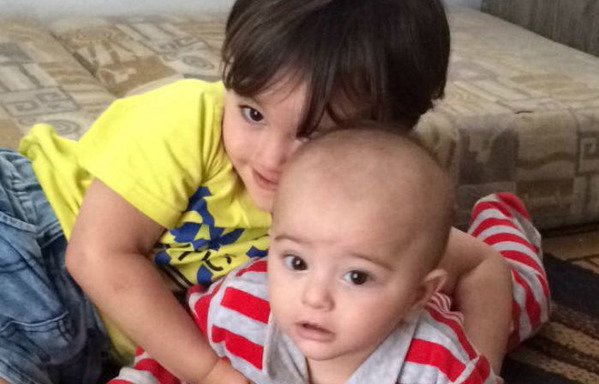 محمد وعبدالمجيد نصر طفلان من اللاجئين سوريين يلعبان في منزلهما في منطقة مزرعة يشوع بمحافظة جبل لبنان.وقد ولد الابن الاصغر في لبنان. [نهاد طوباليان /المشارق]