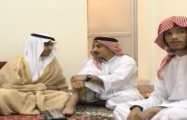حمزة بن لادن (إلى اليسار)، نجل زعيم القاعدة السابق أسامة بن لادن يحتفل بزفافه في إيران في صورة من شريط مصور نشرته وكالة الاستخارات المركزية الأميركية في 1 تشرين الثاني/نوفمبر.