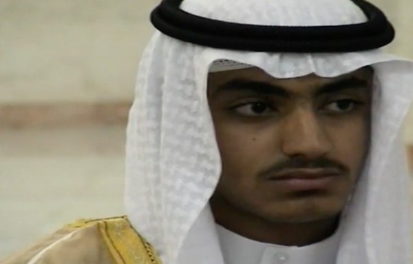 صورة من شريط مصور نشرته وكالة الاستخارات المركزية الأميركية في 1 تشرين الثاني/نوفمبر تظهر حمزة بن لادن، نجل زعيم القاعدة السابق أسامة بن لادن، وهو شاب للمرة الأولى.