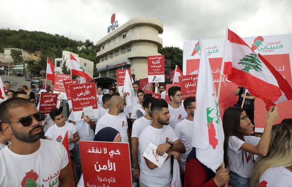 لبنانيون ولبنانيات يشاركون في تظاهرة في 14 تشرين الأول/أكتوبر في مدينة زوق مصبح شمال بيروت يدعو لمغادرة اللاجئين السوريين في لبنان بعد فرارهم من بلدهم سوريا نتيجة الحرب. [أنور عمرو/وكالة الصحافة الفرنسية]