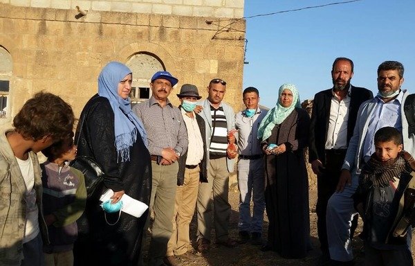 A group from the Yemeni Ministry of Public Health's immunisation programme has been going from home to home to vaccinate children against diphtheria in the districts of al-Saddah and Yareem in Ibb province. [Photo courtesy of the Ministry of Public Health]